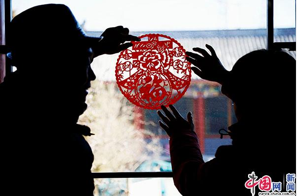 窗户上的贴纸撕不下来怎么办