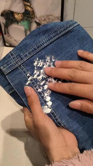 硅胶粘在衣服上怎么去除