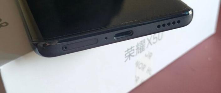 荣耀手机后盖翘起的原因