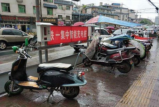 电动车充电器被雨水打湿