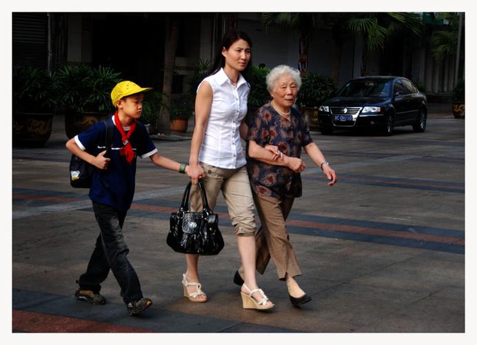老幼扶携收麦社
