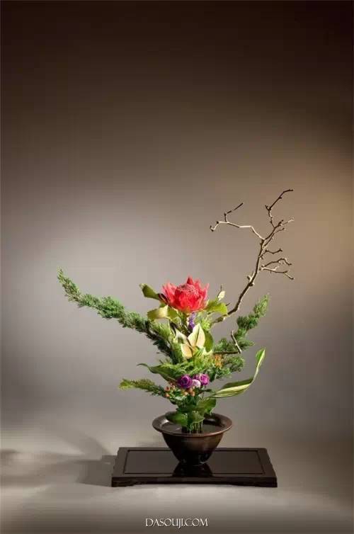 中式古典花瓶插花图片