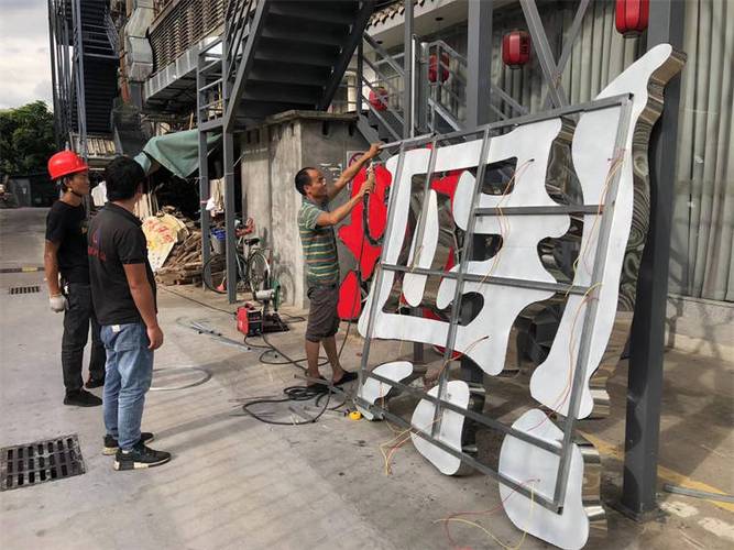 广告字怎么安装整齐