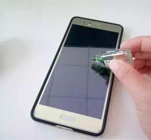 手机屏幕有手印用什么擦