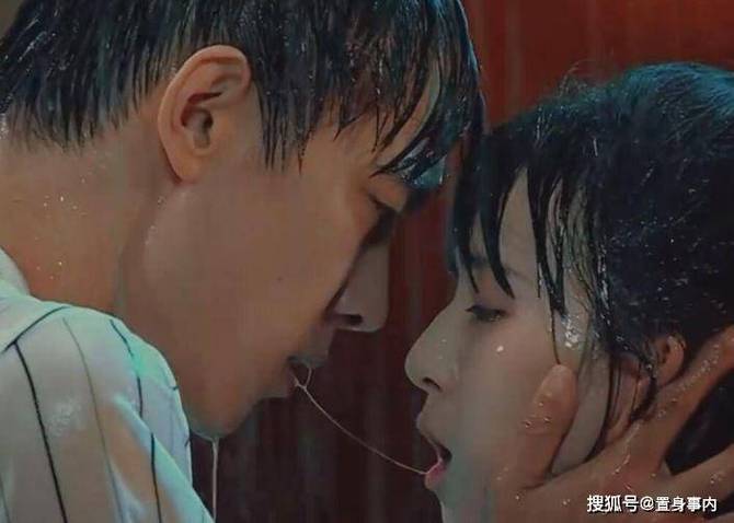睡觉亲嘴擦嘴搞笑视频