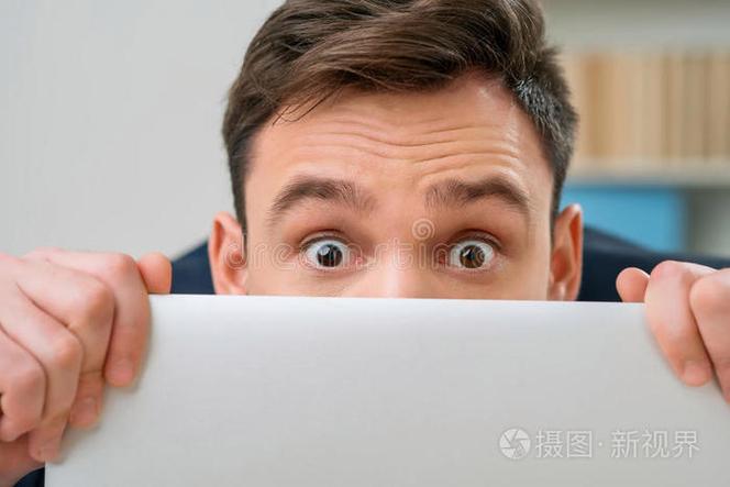 工作表有两个但是打开只看到一个