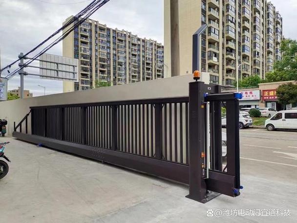 教室门的打开和关上,门的运动是平移