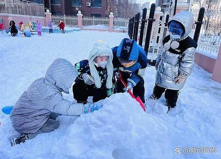 有的打雪仗有的堆雪人缩略图