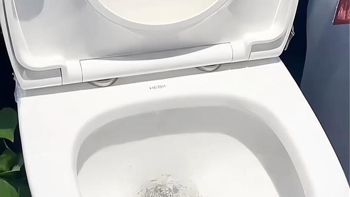 卫生间马桶边缘胶发黄有味