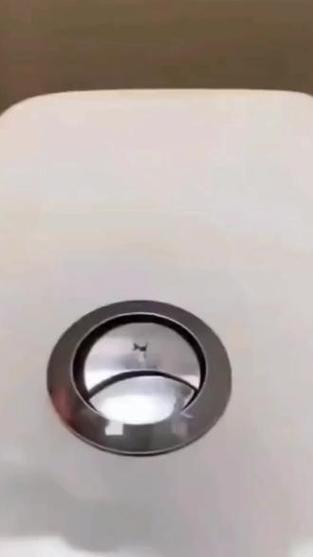 马桶盖按钮没弹力了