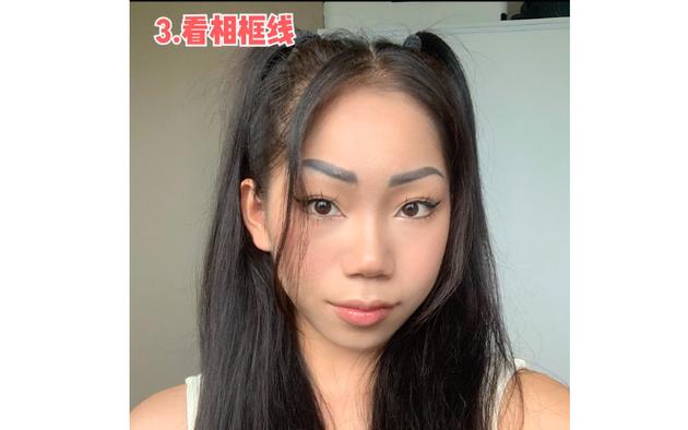 自拍的时候眼睛看着手机哪个位置
