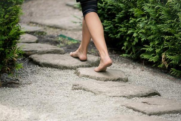 梦见自己光着脚丫走路