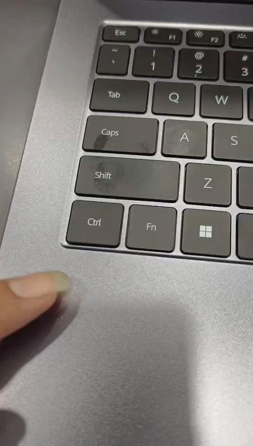 荣耀笔记本键盘掉了一个键怎么装