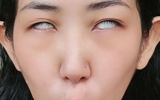 女生翻白眼的含义