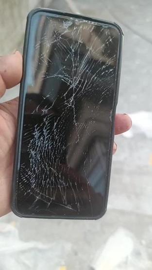 手机摔开了缝隙但还能用