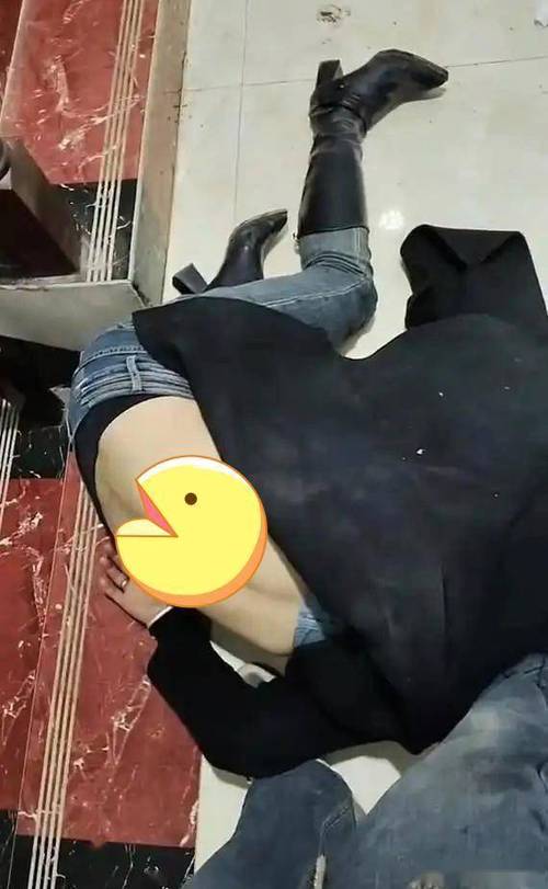 《女子醉酒在楼道被捡回家》