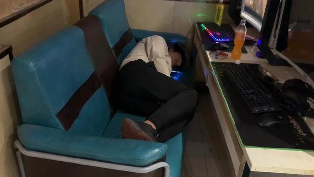 网吧老是有人来睡觉