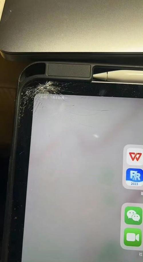 ipad屏幕碎了一个洞