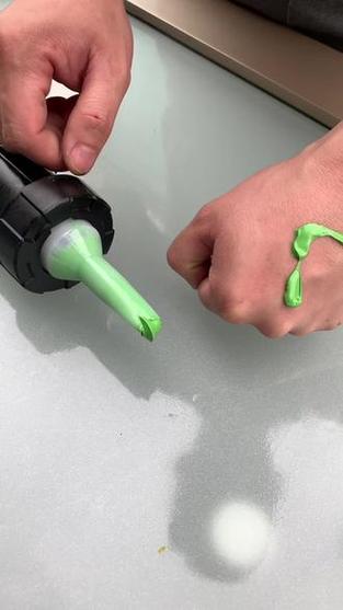 手粘到玻璃胶用什么清洗干净缩略图