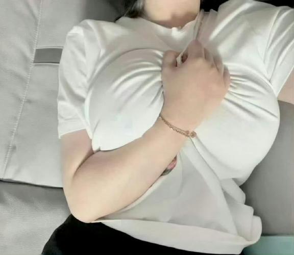 胸下垂表情包