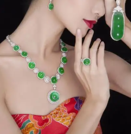 一个女人一旦戴了翡翠