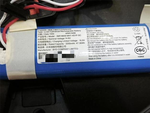 小米扫地机器人电池拆解
