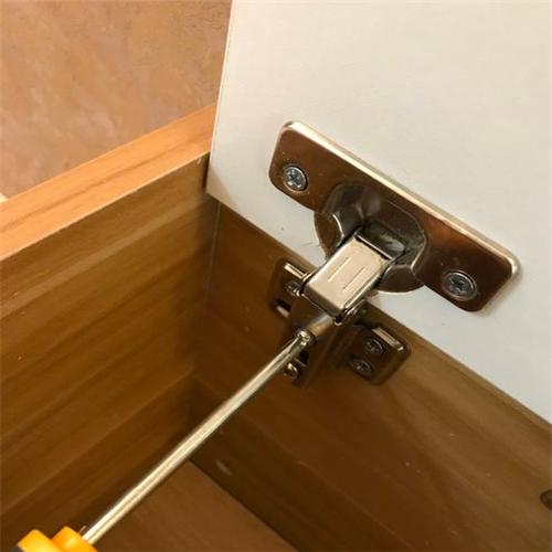 衣柜门关不紧老弹回来