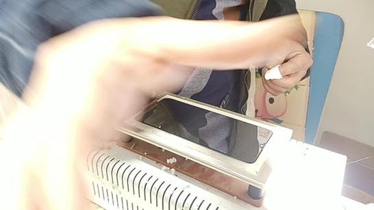 oppo手机换背光