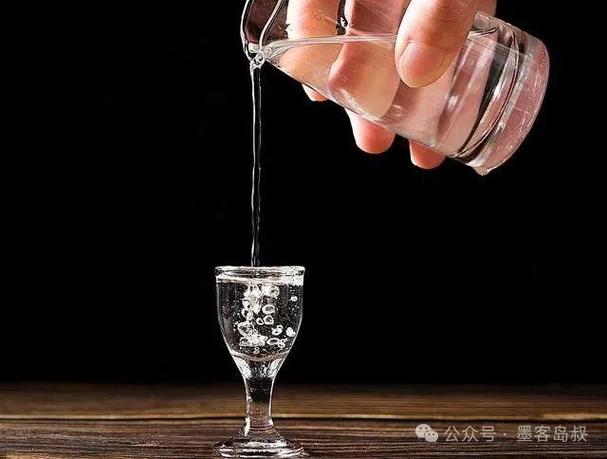 酒为什么不能倒满杯呢