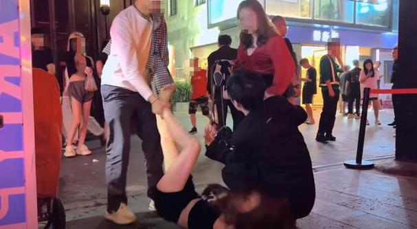 醉酒女子被男子带走女孩上前询问