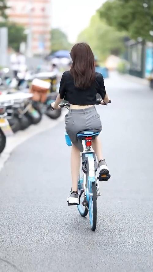 美女骑自行车背影图片