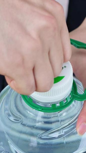 饮水机瓶盖怎么打开