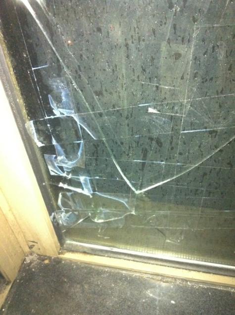 家里玻璃突然爆裂