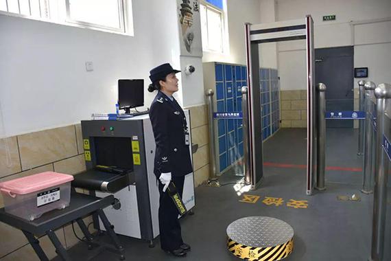 过安检门打手机