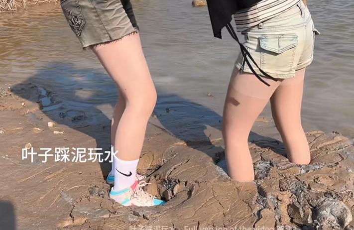 小姐姐踩泥陷泥结果鞋子出不来了缩略图