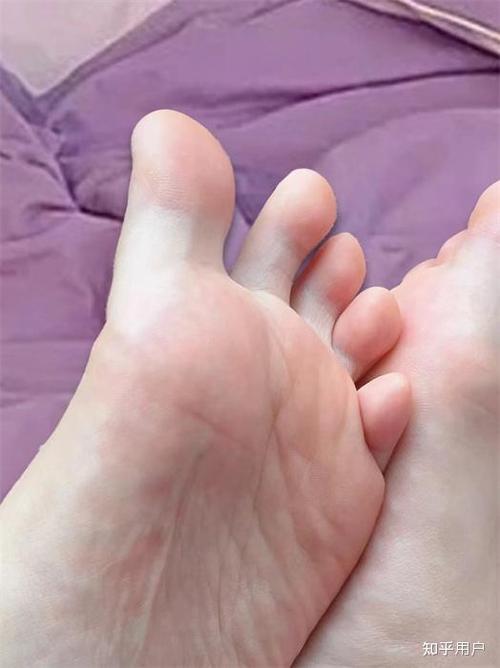 挠女警察脚趾缝脚心痒痒知乎