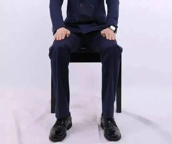 男士气场强大的坐姿