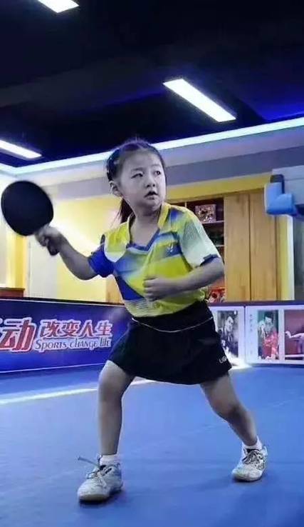 乒乓球女孩李依依现状