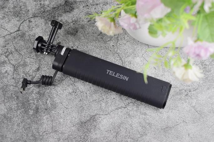 自拍杆充电的正确方法