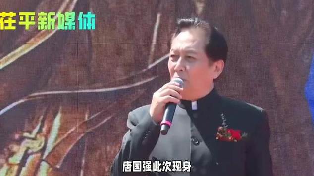 唐国强现身河南洛阳赏牡丹