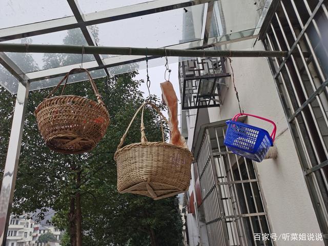 门口放篮子是什么意思