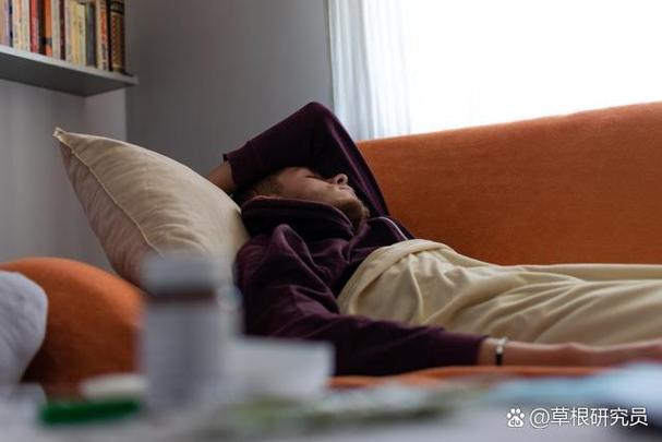 妈妈中午在客厅睡午觉