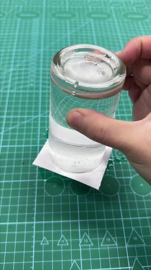 水杯倒满水却不流出来 物理现象