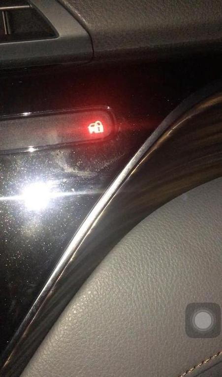 车内防盗灯一直闪
