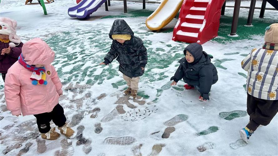 中班户外活动雪花轻轻飘