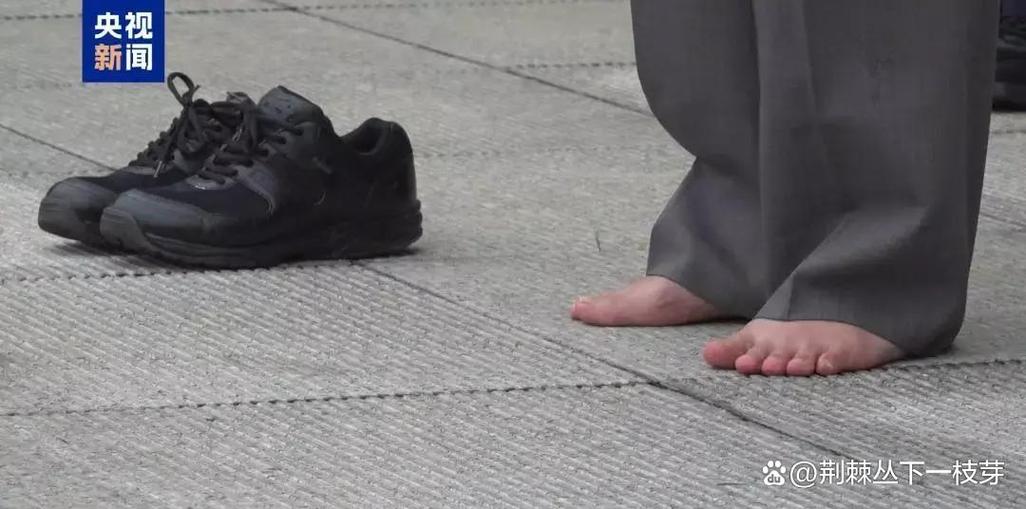 绝地求生女性角色倒地光脚丫