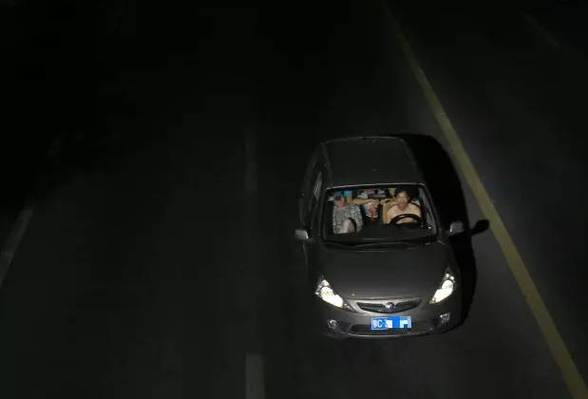 摄像头晚上有人经过会不会拍照呢