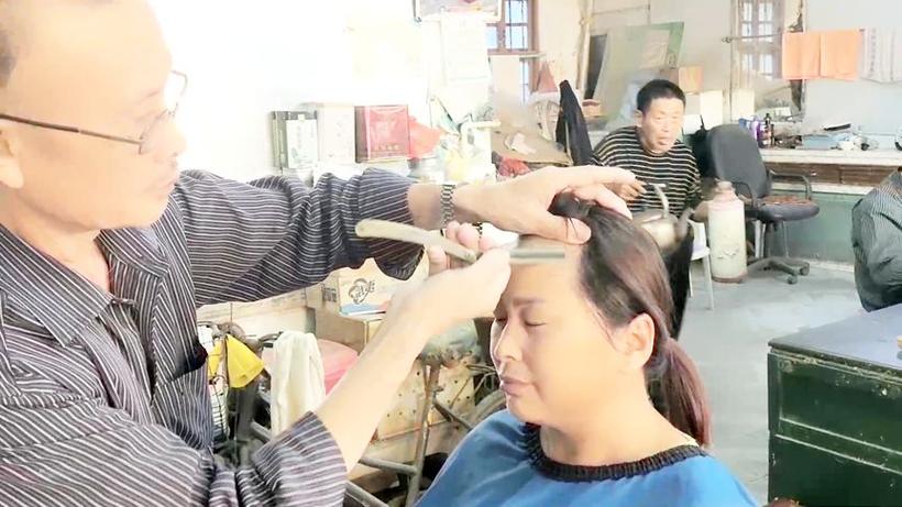 老式理发店女剃头故事