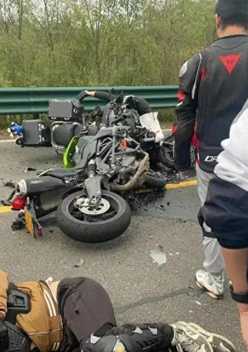 摩托车死亡飙车视频缩略图