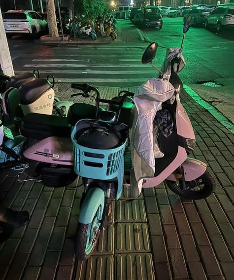 电动车一坐人嘎吱嘎吱响